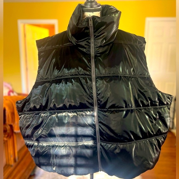 Wild Fable Women's plus size  Iridescent Cropped
 Black Puffer Vest - Picture 8 of 9